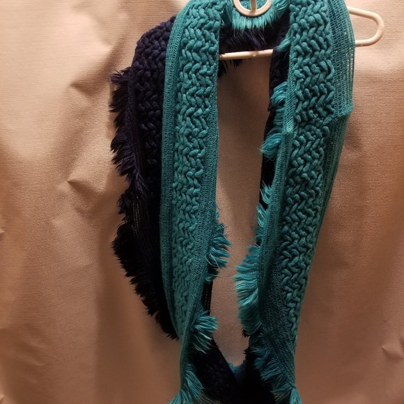 plush two-tone blue Mix It acrylic infinity scarf - Picture 4 of 9